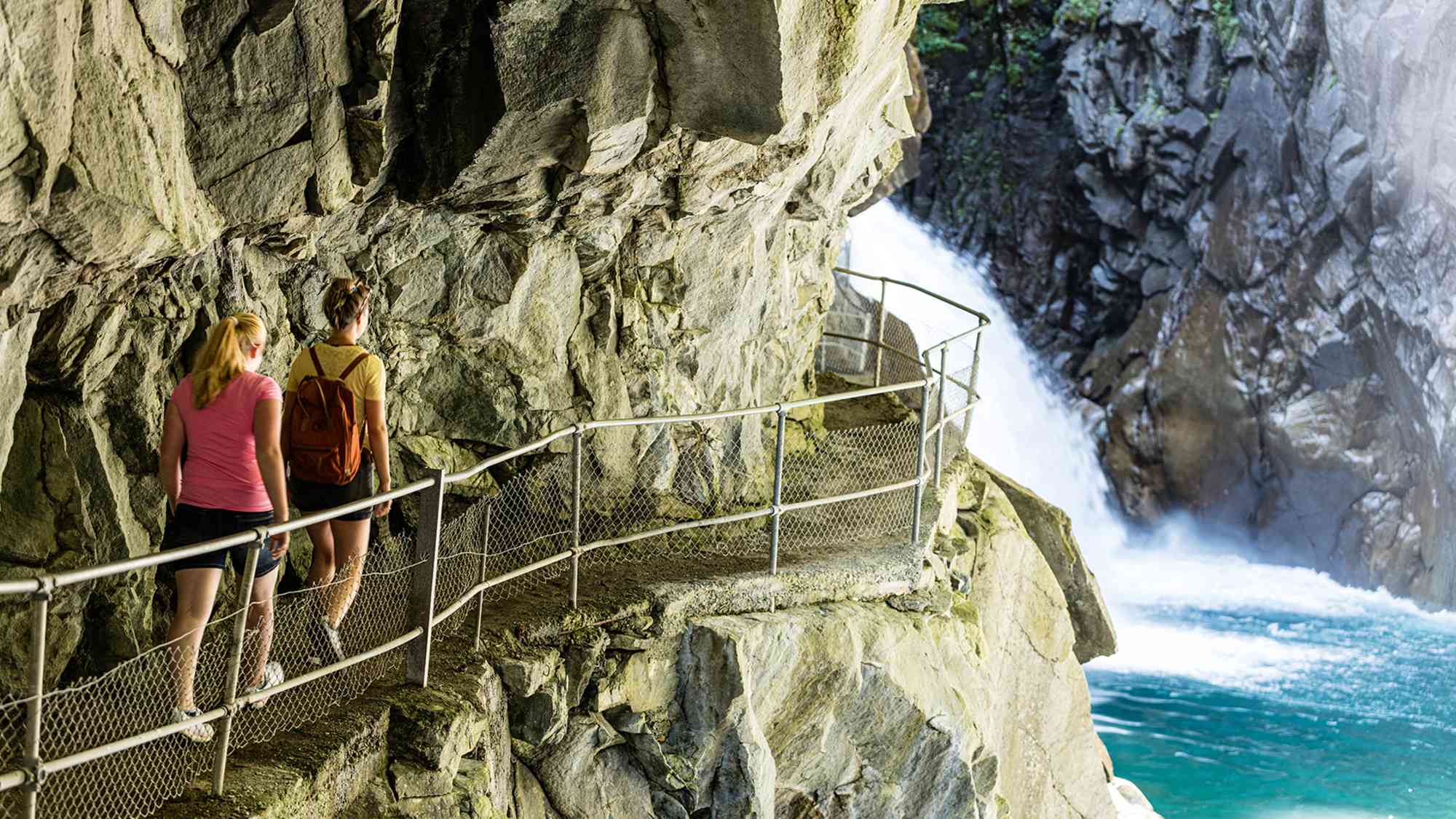 Die Rofflaschlucht liegt auf einer Höhe von 1.100 Metern und bildet die Grenze zwischen dem Schams und dem Rheinwald.